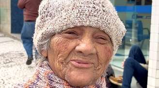 Aos 92 anos, dona Florisbela ainda coleta latinhas para sobreviver e emociona ao falar da própria realidade