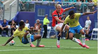 Haaland deitou e rolou contra a defesa brasileira na Copa.