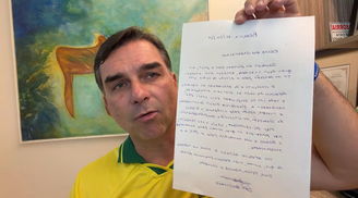 Flávio Bolsonaro lê carta escrita pelo pai em transmissão no Youtube neste sábado, 11
