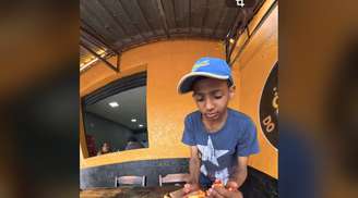 Aos 14 anos, Kelvin vende paçocas para ajudar a família e sonha em consertar a bicicleta