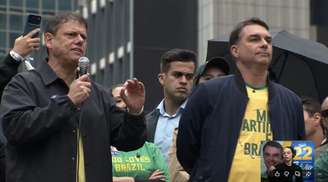 Tarcísio de Freitas, governador de São Paulo, ao lado de Flávio Bolsonaro