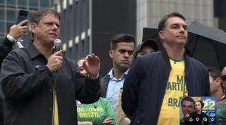 Tarcísio de Freitas, governador de São Paulo, ao lado de Flávio Bolsonaro durante ato de 7 de Setembro na Avenida Paulista