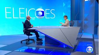 Renata Lo Prete e Lula no cenário do 'Entrevista com o Candidato' montado nos Estúdios Globo, zona oeste do Rio