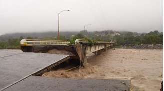 Imagem mostra ponte prestes a ceder em Veracruz, na costa leste do México, onde são esperadas fortes chuvas nas próximas horas