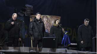 Líderes da oposição ucraniana falam aos manifestantes reunidos na Praça Independência