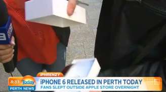 <p>Jovem 'Jack' deixou seu novo iPhone 6 cair de uma altura acima de um metro ao mostrar para repórter de canal australiano</p>