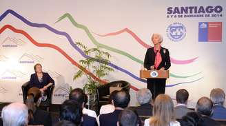 A presidente do Chile, Michelle Bachelet, acompanha o discurso da diretora-gerente do Fundo Monetário Internacional (FMI), Christine Lagarde, durante um fórum econômico em Santiago