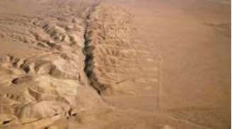 A falha de San Andreas se estende do norte a sul da Califórnia ao longo de 1.300 quilômetros