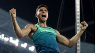 Thiago Braz comemora ao superar 6,03 metros no salto com vara - marca que lhe garantiu ouro