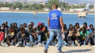 Mediador da OIM Ahmed Mahmoud em Lampedusa, na Itália, durante desembarque de migrantes