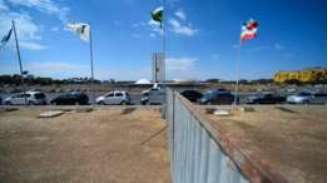 Muro que separará manifestantes a favor e contra Dilma já foi erguido