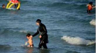 Mulher usa burquini em praia na França