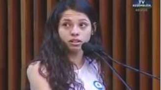 Ana Júlia fala na tribuna da Assembleia Legislativa do Paraná