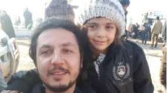 Bana Alabed foi resgatada nesta segunda-feira; ONG turca publicou foto da garota com funcionário mostrando que ela está em segurança