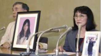 Yukimi, mãe de Matsuri Takahashi, mostra foto da filha, que se matou com 24 anos