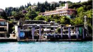 Boate é famosa por seu ambiente glamouroso com vista para o Bósforo