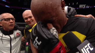 Anderson Silva chora no octógono após vitória no UFC 208
