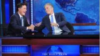 Entre 1999 e 2015, Jon Stewart (dir.) comandou 'The Daily Show', onde vários comediantes fizeram escola, como Stephen Colbert (esq.), John Oliver, Samantha Bee e o atual apresentador do programa, Trevor Noah