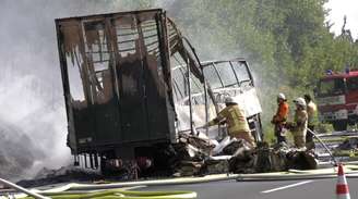 Bombeiros no local onde um ônibus pegou fogo após colisão com um caminhão no Estado da Baviera, na Alemanha. 03/06/2017 REUTERS/News 5