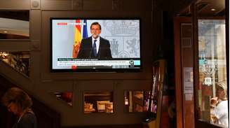 Primeiro-ministro da Espanha, Mariano Rajoy, durante pronunciamento televisionado em bar, em Barcelona 11/10/2017 REUTERS/Susana Vera