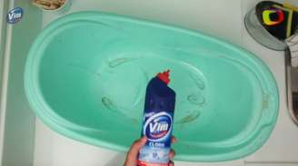Aplique VIM Cloro Gel na superfície da banheira