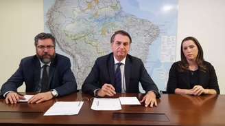 Transmissão do presidente Jair Bolsonaro, ao lado do chanceler Ernesto Araújo