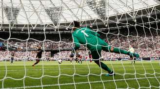 Aguero, do Manchester City, bate pênalti contra o West Ham, pelo Campeonato Inglês
10/08/2019
Action Images via Reuters/John Sibley

