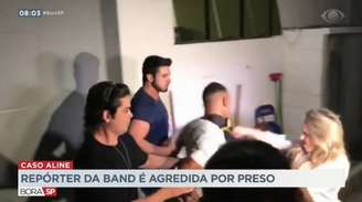 Repórter da Band Elisângela Carreira reage a cusparada de preso com golpe de microfone durante o 'Bora SP', apresentado por Joel Datena.
