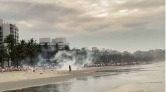 Policiais militares foram à praia e usaram bombas de efeito moral para dispersar a aglomeração de turistas durante um luau