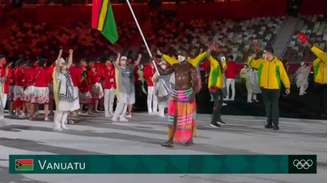 Remador Riilio Rii foi o porta-bandeira para a delegação de Vanuatu e ganhou fama na internet por 'rivalizar' com o porta-bandeira de Tonga que 'lançou a moda' dos 'besuntados' (Reprodução / SporTV)