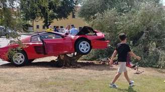 Ferrari ficou destruída após acidente