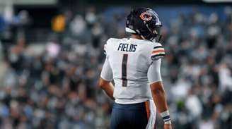 Justin Fields carrega esperança do torcedor dos Bears contra o Green Bay Packers (Reprodução / NFL / Bears)