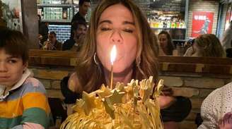 Luciana Gimenez adorou o bolo de chocolate com cobertura dourada