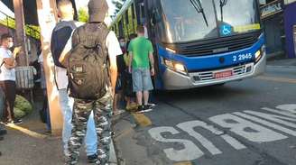 Os passageiros que utilizam ônibus na zona norte de São Paulo foram prejudicados na manhã desta segunda-feira, 6, com paralisação de coletivos que atendem a região.