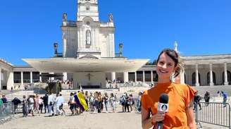 A repórter Letícia Andrade diante do Santuário de Fátima: a primeira cobertura internacional no maior evento da Igreja Católica fora do Vaticano