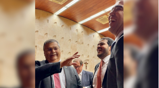 Flávio Dino, Jorge Messias e Bruno Dantas conversam antes de cerimônia de posse do novo presidente do STF, Luís Roberto Barroso