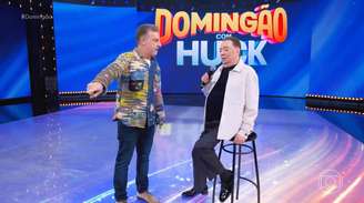 Luciano Huck e Raul Gil no palco do Domingão.