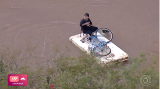 Menino fez canoa improvisada para atravessar área alagada