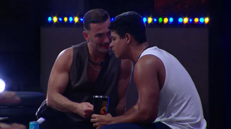 Diego e Guilherme conversam durante Festa do Líder