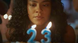 Maria de Fátima (Bella Campos) irritada com o 'bolo de pobre' no trailer de 'Vale Tudo'