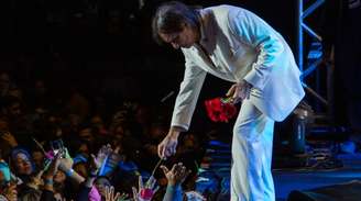 Roberto Carlos em momento tradicional dos shows: todos querem uma rosa do 'Rei'