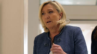 Marine Le Pen chega ao tribunal em Paris na manhã de segunda-feira