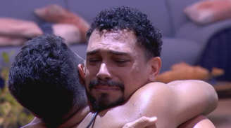 Vinicius abraça Guilherme no BBB25