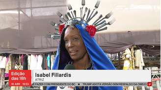 A atriz usou inusitado acessório de cabeça na encenação baseada nos textos bíblicos