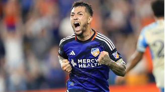 Luciano Acosta chega ao Rio para fechar com o Fluminense e pode reforçar time na Sul-Americana