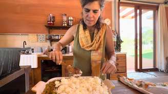 Mariana Maffeis finaliza a montagem de um arroz Biriyani em vídeo de seu canal