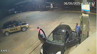 A mulher correu em direção à viatura da PM em segundos