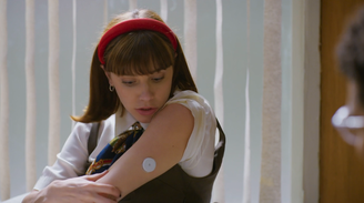 Solange Duprat, personagem de Alice Wegmann, aplica aparelho de diabete