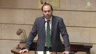 Carlos Bolsonaro discursa em sessão na Câmara Municipal do Rio