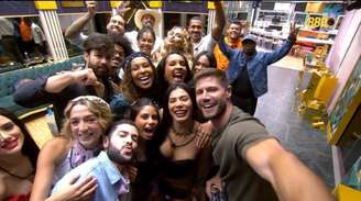 Brothers posam juntos antes da festa